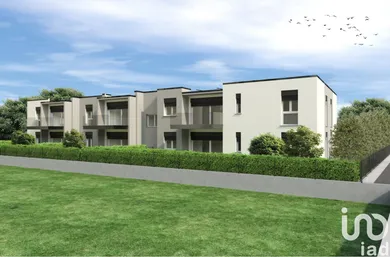 Edificio in Uggiate-Trevano