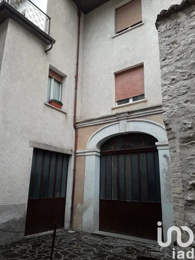 Edificio in Gualdo Tadino