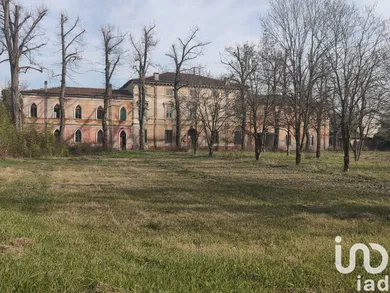 Edificio in Castel d'Ario