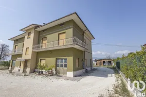 Chiatta / Casa galleggiante in Treia