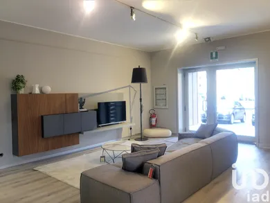 Shop/Premises commercial in Perugia