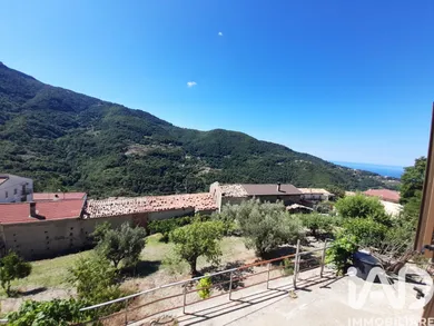 Casa di paese in Longobardi