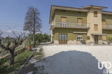 Chiatta / Casa galleggiante in Treia