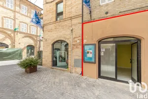 Shop/Premises commercial in Sant'Elpidio a Mare