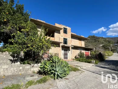 Townhouse in Longobardi
