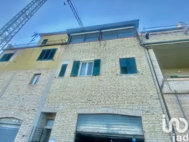 Village house in Montedinove