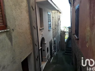 Village house in Longobardi