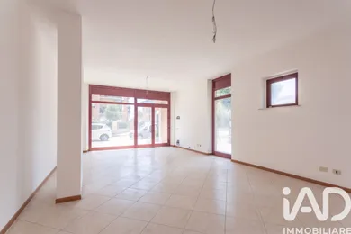 Shop/Premises commercial in Macerata