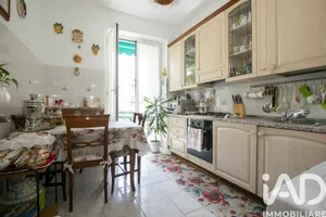 Appartamento 5 locali in Genova