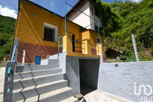 Village house in Lumarzo