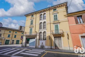 Edificio in Valeggio sul Mincio