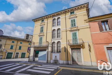 Edificio in Valeggio sul Mincio