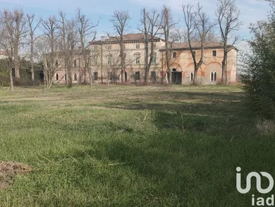 Edificio in Castel d'Ario