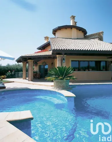 Mansion in Pineto