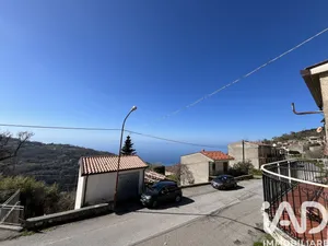 Casa di paese in Longobardi