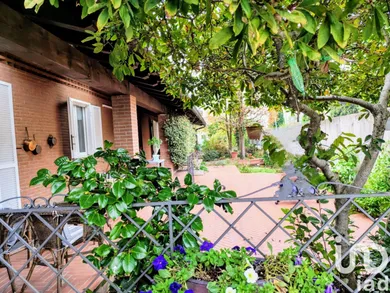 House in San Genesio ed Uniti