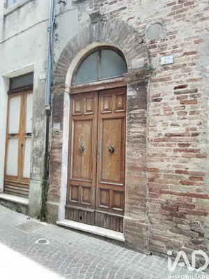 Edificio in Cerreto d'Esi