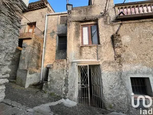 Casa di paese in Longobardi